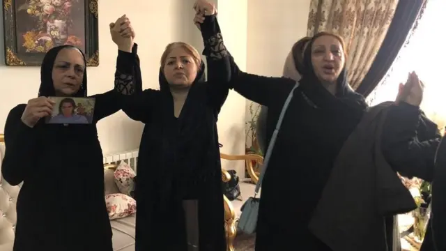 از راست به چپ: شهناز اکملی مادر مصطفی کریم بیگی و ناهید شیربیشه مادر پویا بختیاری و