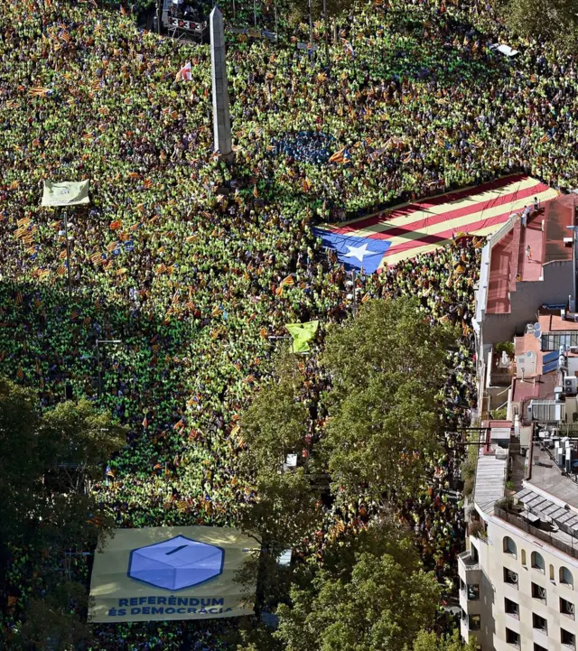 デモ主催者は100万人以上が参加したと述べた（11日、スペイン・バルセロナ）