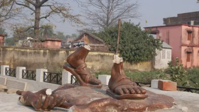 महात्मा गांधी की टूटी प्रतिमा