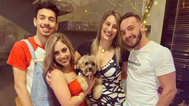 Georgia posa com os dois irmãos e a mãe