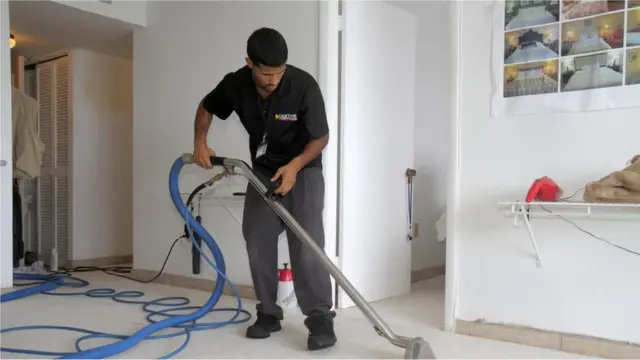 əlində tozsoran olan kişi