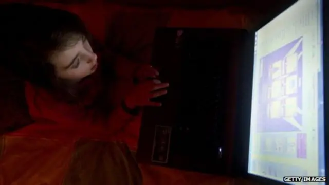 Mujer tecleando en una computadora