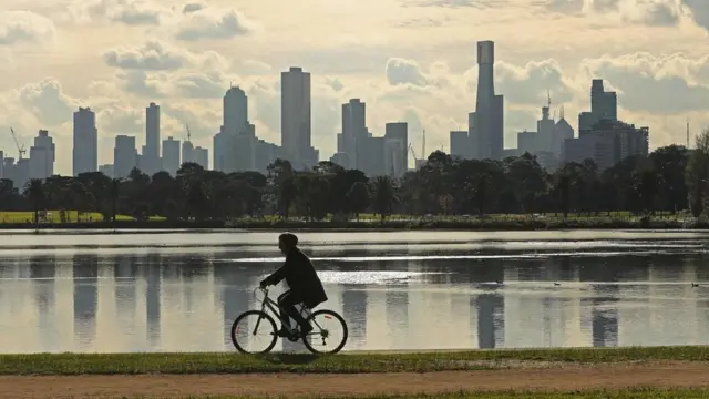 સાઇકલ ચલાવતી વ્યક્તિ