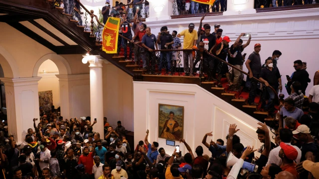Protesta adentro de la casa presidencial de Sri Lanka, en Colombo.