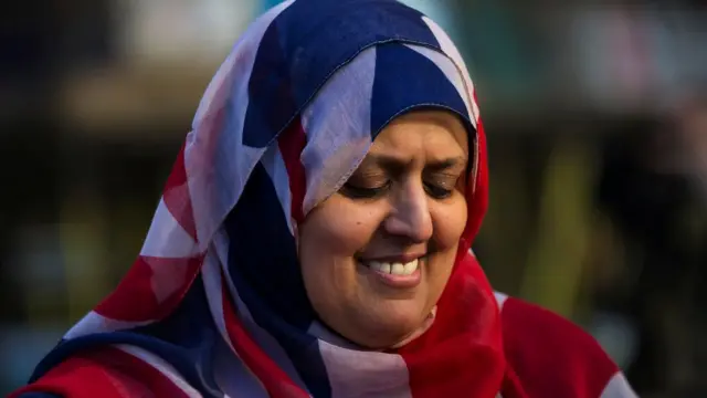 Manchester'da Müslüman bir kadın başını İngitere bayrağıyla örttü.