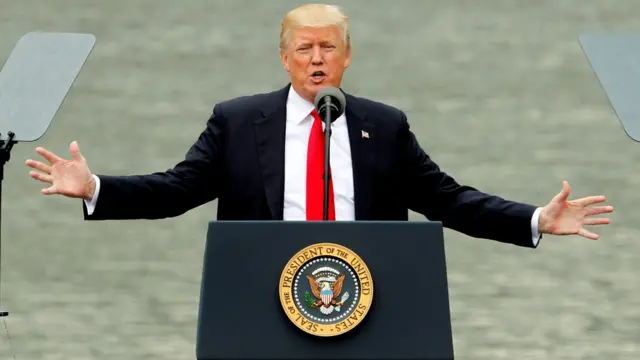 Donald Trump dando un discurso.