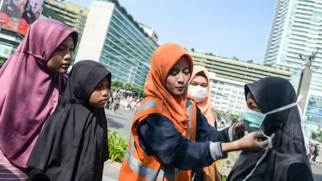 Sosialisasi tata menggunakan masker
