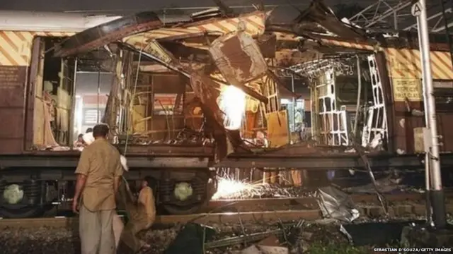 मुंबईवर झालेल्या दहशतवादी हल्ल्याचे दृश्य.