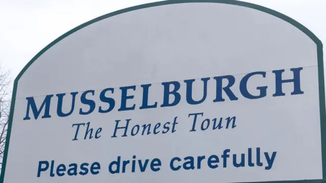 Дорожный указатель на въезде в Масселборо.