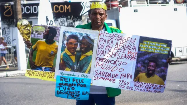 Homem com pôsteres e cartazes