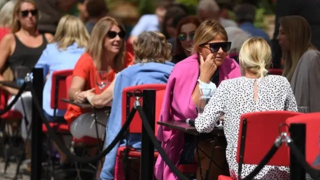 pengunjung restoran di London