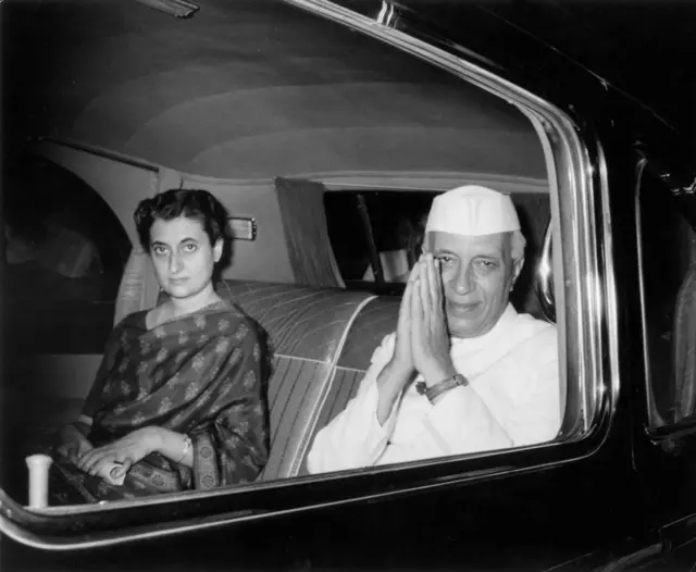 ஜவஹர்லால் நேரு மகள் இந்திரா காந்தியுடன்