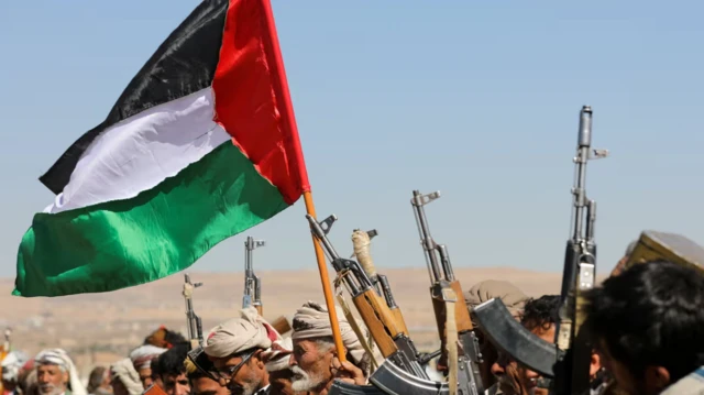 أنصار الحوثي يحتجون على الضربات الجوية الأمريكية بالقرب من صنعاء