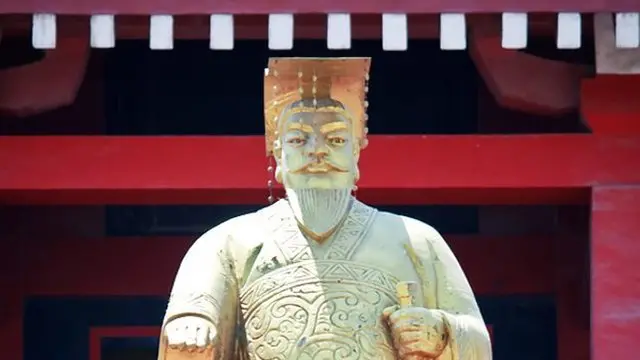 சின் ஷே ஹுவாங் கிமு 259 முதல் 210 வரை வாழ்ந்தார்