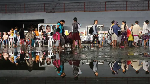 વાવાઝોડાની આફત બાદ જનજીવન અસ્તવ્યસ્ત જોવા મળ્યું હતું. સ્થાનિક લોકો ફરીથી પોતાનું જીવન સામાન્ય બનાવવા માટે મહેનત કરી રહેલા જોવા મળ્યા હતા.