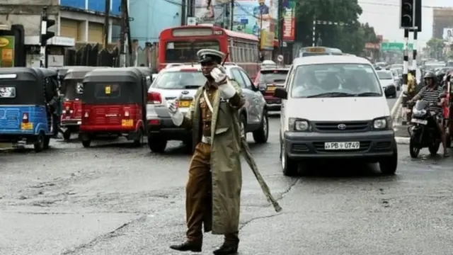 පොලිස් නිලධාරියාට වැඩ අධික බව සැබවි. වෙහෙස අධිකය. ආතතියට පත්විය හැකිය