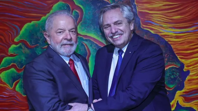 Lula e Fernández posam juntos , apertando as mãos