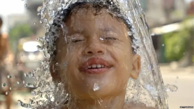 ਗਰਮੀ ਤੋਂ ਬਚਣ ਲਈ ਨਹਾਉਂਦਾ ਬੱਚਾ