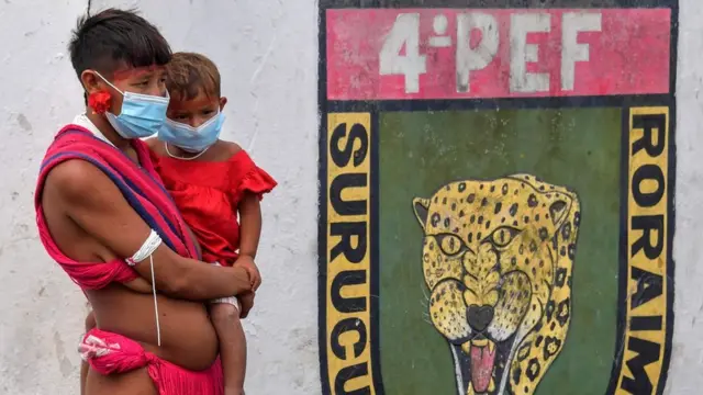 Фотосуреті бар шұлықтағы әйел