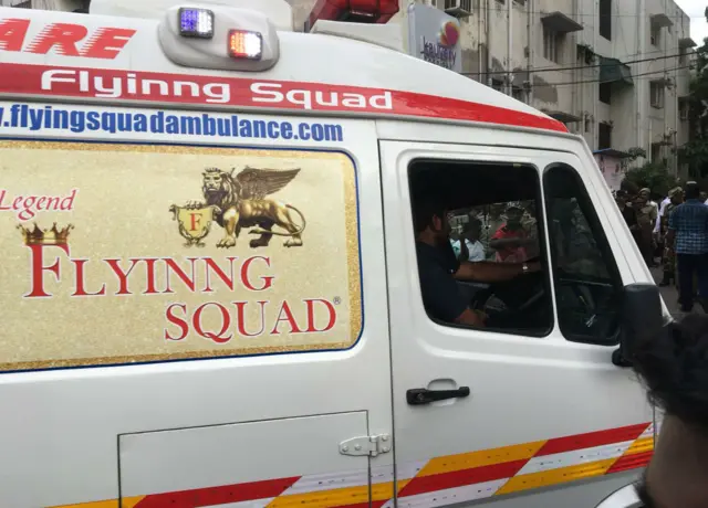 కరుణానిధి కోసం విలపిస్తున్న పార్టీ కార్యకర్తలు