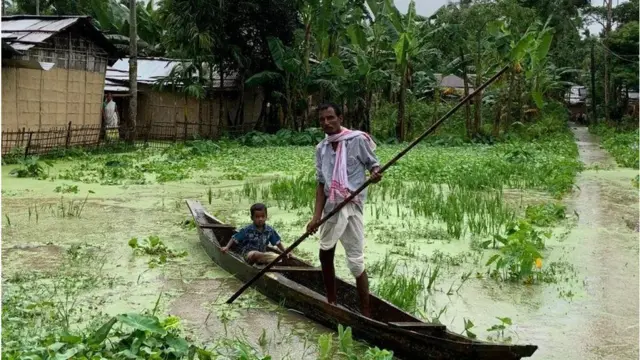 அசாம் வெள்ளம்: காணுமிடமெல்லாம் தண்ணீரும், மக்களின் கண்ணீரும் - வடகிழக்கின் பெருந்துயர்