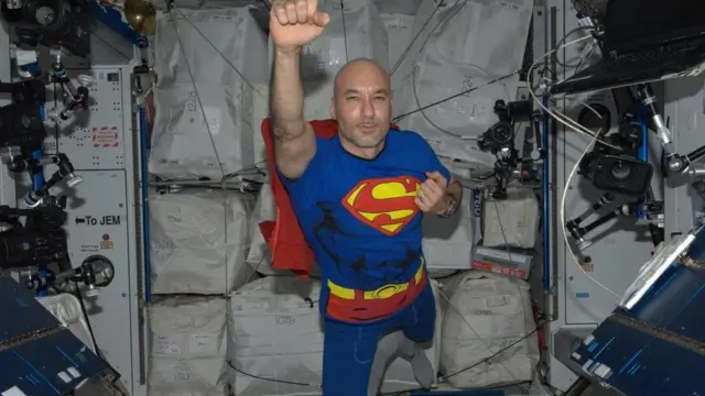 رائد فضاء يرتدي زي "سوبرمان"