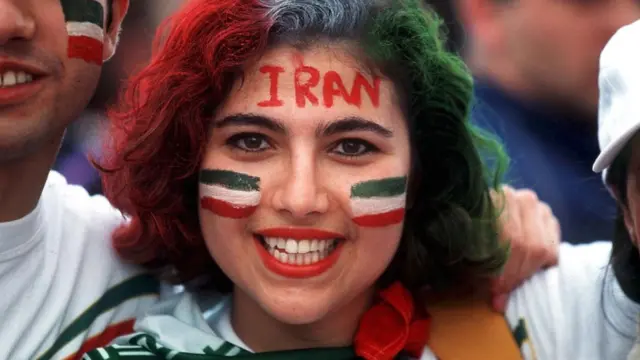 Woman wey paint Iran for face