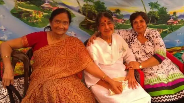 કુન્દનિકા કાપડિયા સાથે વર્ષા અડાલજા