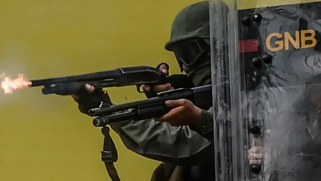 Dos agentes disparan