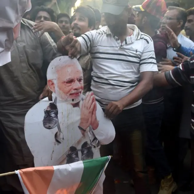 প্রধানমন্ত্রী নরেন্দ্র মোদির কুশপুত্তলিকা দাহ করছে কাশ্মীরী বিক্ষোভকারিরা।