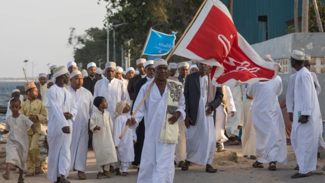 Wasu musulmin Kenya suna tattaki domin bikin maulidi a yankin Lamu