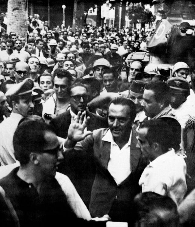 Carlos Lacerda (de óculos, no meio) anda pela ruas do Rio de Janeiro ao lado da população em 3 de abril de 1964 após o golpe