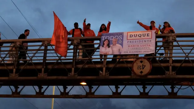 Cartel a favor de Duque