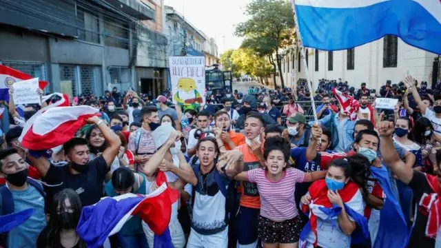 Protestas en Paraguay contra la gestión de la pandemia.
