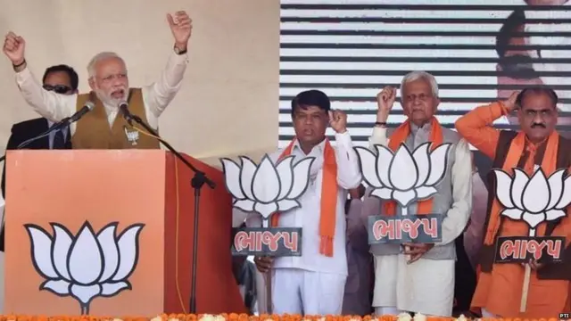 ચૂંટણી પ્રચાર સભાને સંબોધી રહેલા વડાપ્રધાન નરેન્દ્ર મોદી.