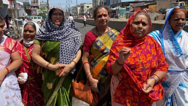 स्नेहलता खरात (दाएं से दूसरे नंबर पर)