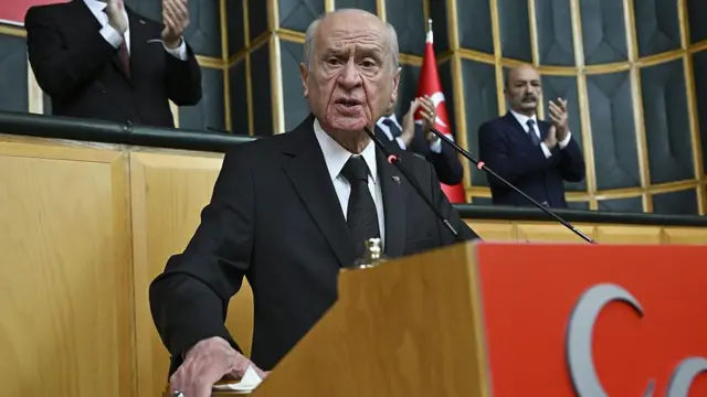Devlet Bahçeli grup toplantısında kürsüde.