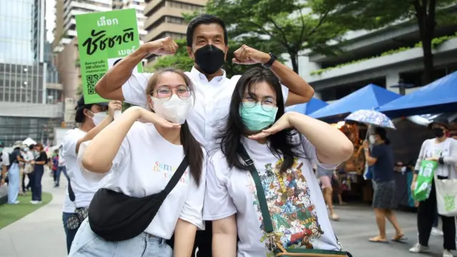 ชัชชาติเปิดเผยว่า เขาถูกขุดภาพเก่าของเขา ทั้งที่ถ่ายกับ รังสิมันต์ โรม เมื่อ 7 ปีก่อน และ "อั้ม เนโกะ" เมื่อ 8 ปีก่อนมาแชร์ พร้อมระบุ "การที่เราไปถ่ายรูปกับใครไม่ได้แปลว่าเรามีความคิดเห็นเหมือนเขา"