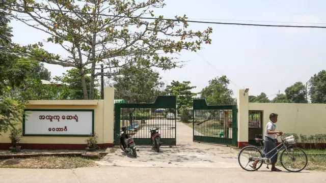 ဝေဘာဂီမှာ ကျန်းမာရေးဝန်ထမ်းတွေအတွက် ရောဂါကာကွယ်ရေးဝတ်စုံတွေနောက်တစ်လစာပဲရှိတော့တယ်လို့ ဆိုပါတယ်။