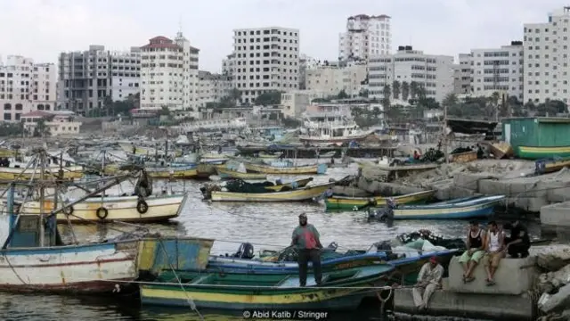 مردی سوار بر قایق