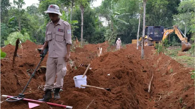Đội hành động bom mìn của tổ chức MAG rà mìn hỗ trợ cho dự án trồng hồ tiêu của Roots of Peace ở Quảng Trị