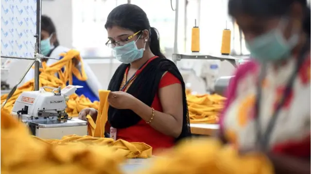 નિષ્ણાતોનું અનુમાન છે કે માર્ચ માસના આંકડા ગણતરીમાં લેવાશે ત્યારે કુલ નિકાસનો આંકડો દસ લાખ કરોડને પાર પહોંચી શકે છે.