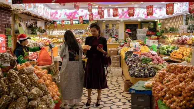 китаянки в магазине