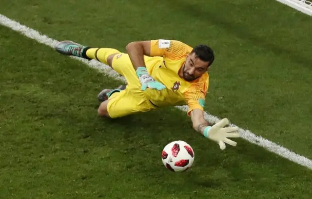 La mano con la que Rui Patricio evitó el segundo gol de Uruguay.