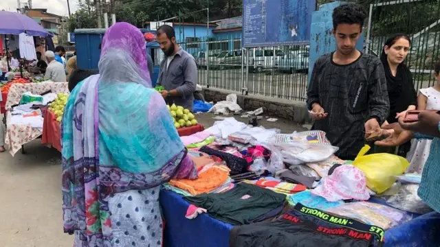 শনিবার বিকালে কারফিউ শিথিল করার সুযোগে কিছু ফেরিওয়ালা ফল সবজি নিয়ে বেরিয়ে পড়েছিলেন।