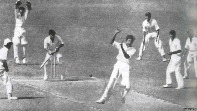 फ़ज़ल महमूद ने पहली पारी में 52 रन पर पांच विकेट और दूसरी पारी में 42 रन पर सात विकेट लिए.