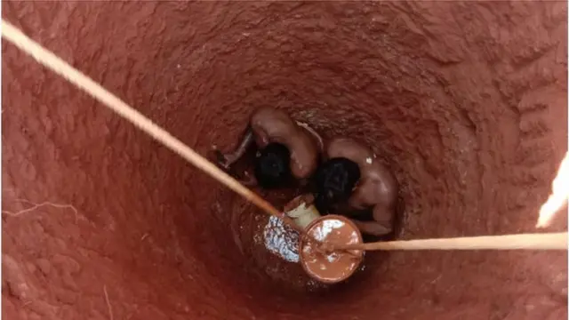 يقوم حفارو الآبار التقليديون في بنغالور بعملهم الذي تمس الحاجة إليه لسد احتياجات المدينة من المياه، في ظل ظروف صحية سيئة وتكتنفها المخاطر، وباستخدام أدوات عتيقة كذلك