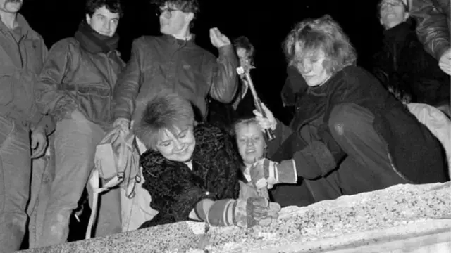 బెర్లిన్ గోడ కూల్చివేత