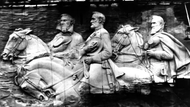 Monumento tallado en piedra que conmemora a los líderes confederados, en Atlanta, Georgia