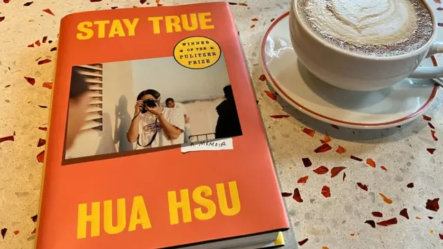 徐華在2023年榮獲英國脫歐旗手、前首相強森(Boris Johnson)頒發的普立茲自傳文學獎。